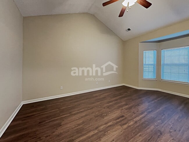 Building Photo - 525 Amsonia Circle