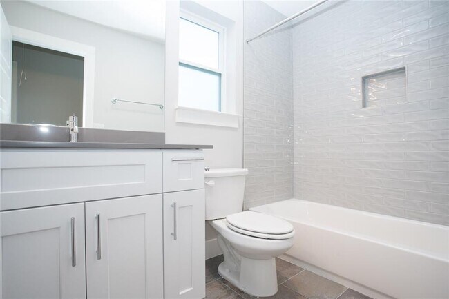 Building Photo - 3018 Sunridge Dr