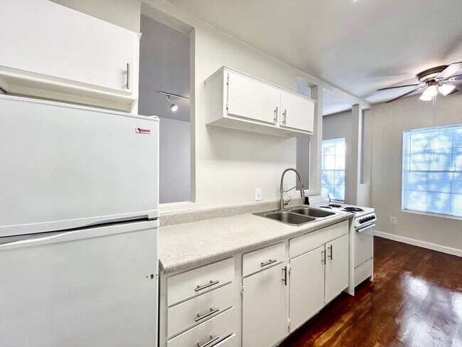 Building Photo - 4021 Mandell St