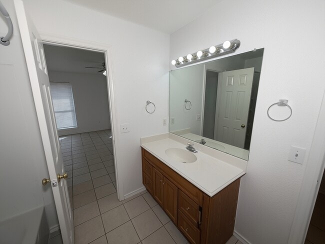 Building Photo - 919 Farmington Rd