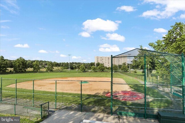 Building Photo - 5053 Kilburn St