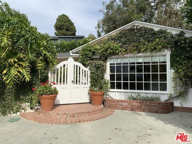 Building Photo - 8050 Mulholland Dr