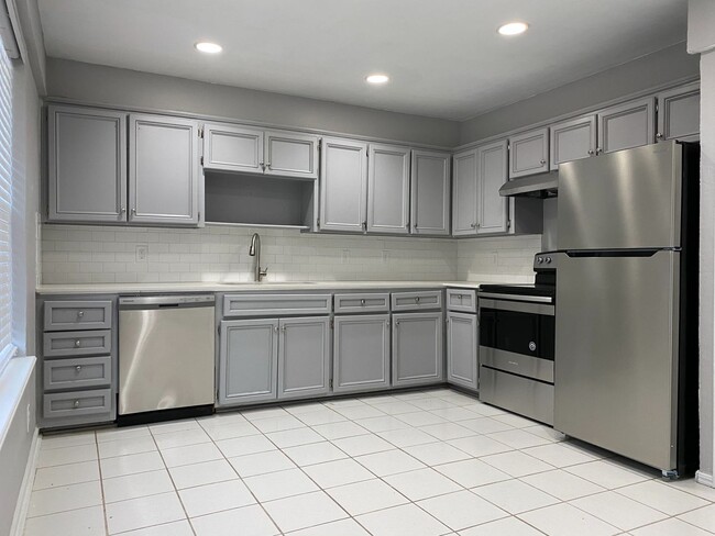 Building Photo - 2 Bedroom Duplex near lake Overholser