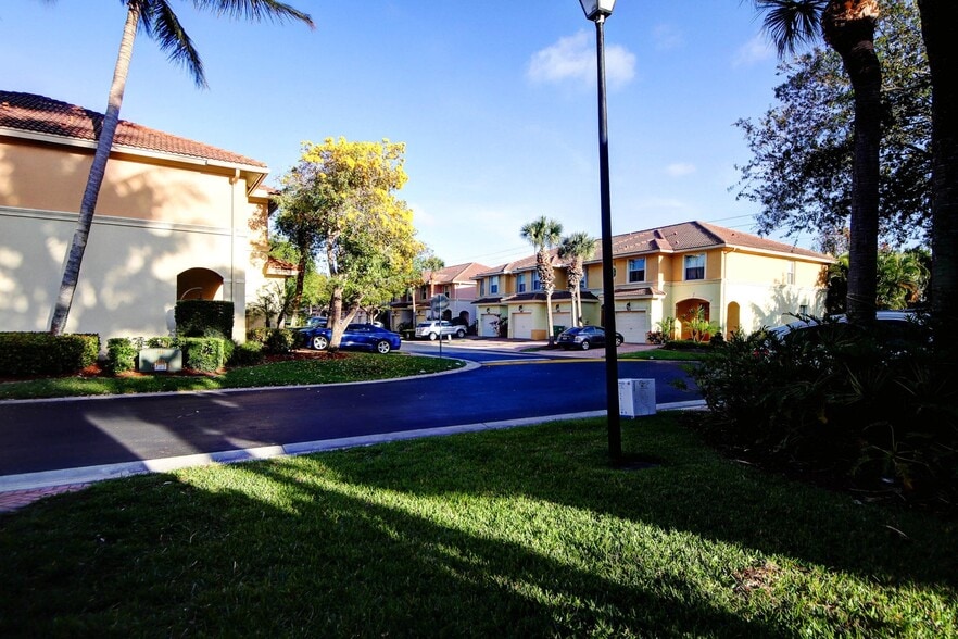 Building Photo - 6143 Seminole Gardens Cir