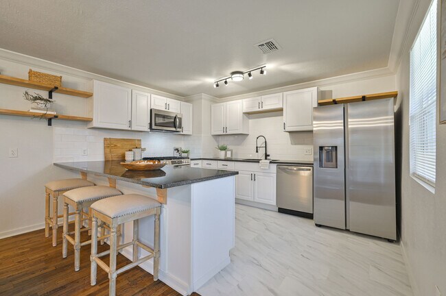 Building Photo - 416 Betty Ln