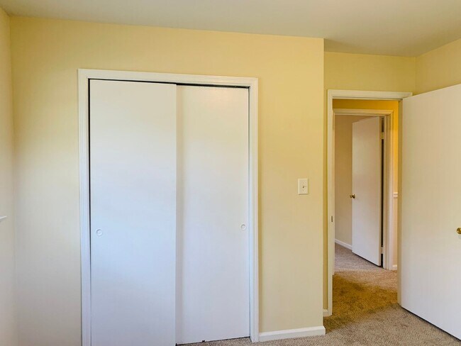 Building Photo - Wow, great location, newly renovated, 4 beds/2 bath, private fenced yard, sun room/office, must see!