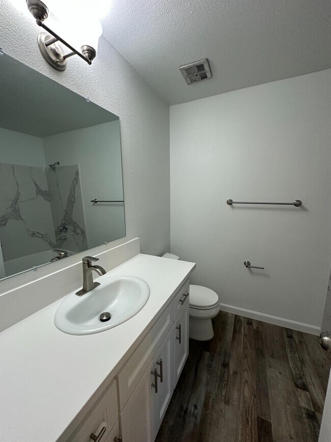 Building Photo - 1069 Cherry Ln