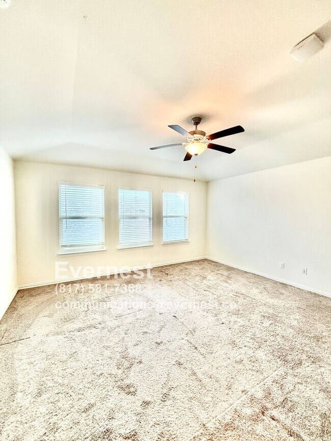 Building Photo - 4-Bedroom Home with Large Backyard and Con...