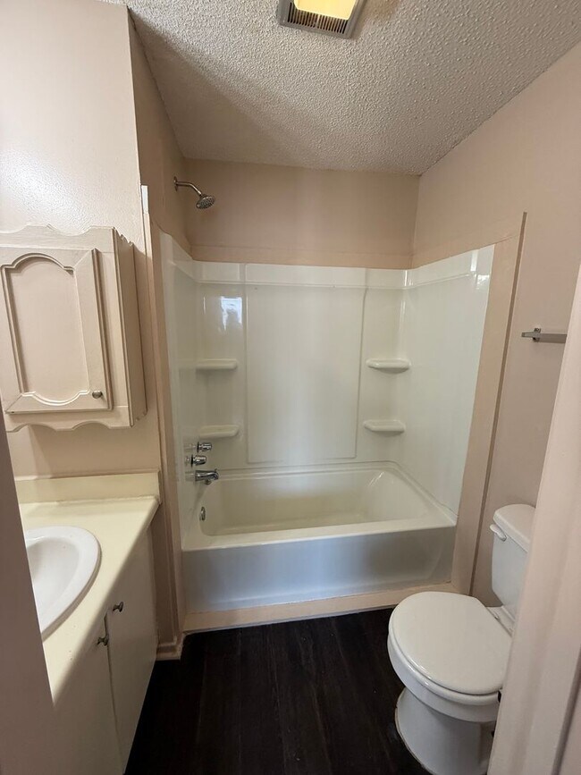 Building Photo - 2 bedroom 2 bath town home in a gated community