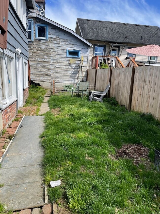 Building Photo - Cozy 1 Bedroom 1 Bathroom Basement Unit!