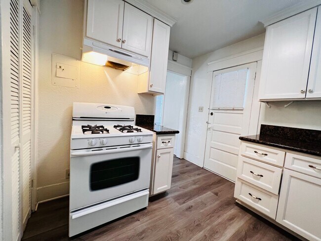 Building Photo - Spacious Cute one bedroom a block from the beach