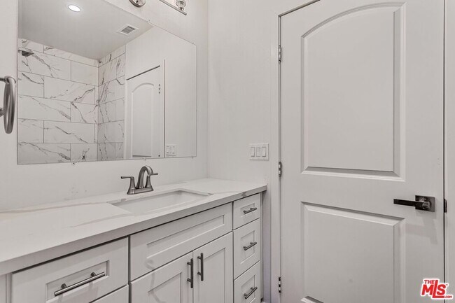 Building Photo - 1622 W 66th St