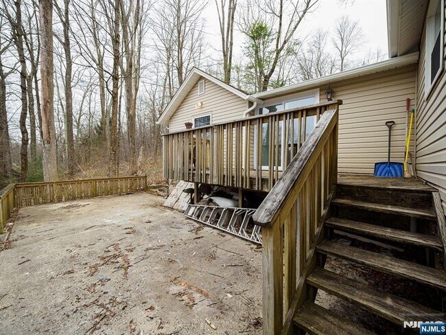 Building Photo - 240 Acabonack Rd