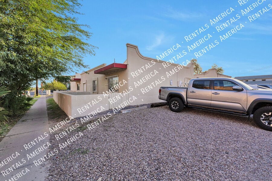 Building Photo - 749 E 6th St