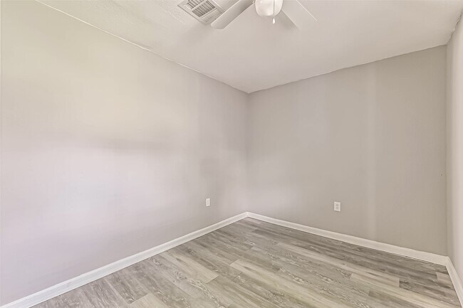Building Photo - 9839 Racine St