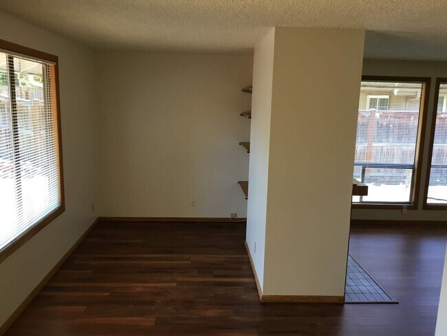 Building Photo - 2 Bedroom, 1 Bath Home in Cal Young Neighborhood