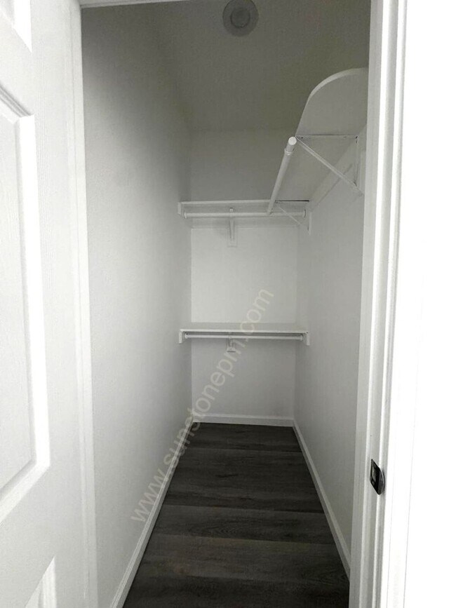 Building Photo - 696 E 9th St