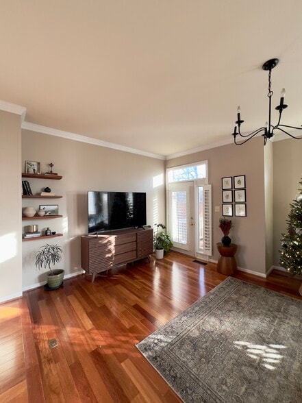 Living room - 111 E Colonial Dr