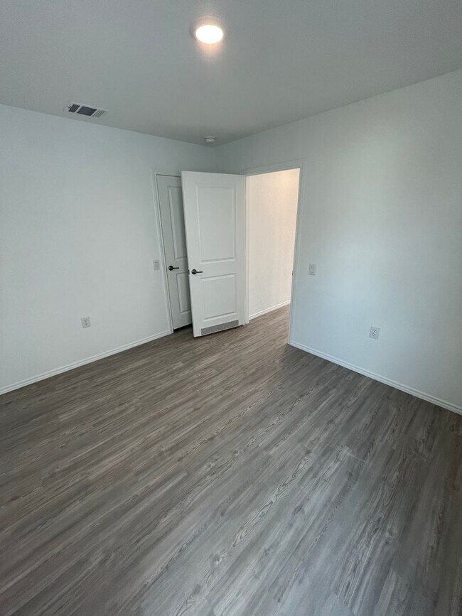 Building Photo - For Rent: Modern 3 Bed | 2 Bath | 2-Car Garage Home in Mission del Lago Community