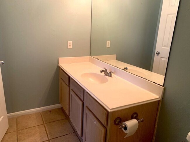 Building Photo - What a Find! 4 Bedrooms!