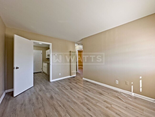 Building Photo - 622 1st St W