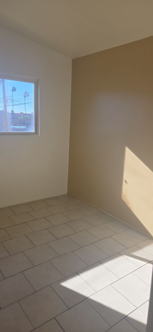 Building Photo - 821 N Vineyard Ave