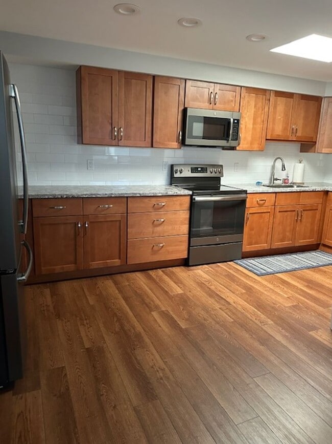 Building Photo - Penthouse in Wailuku secured building