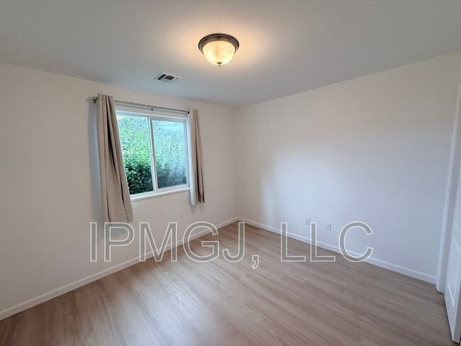 Building Photo - 484 Ridge Ln