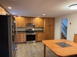 Building Photo - 27 Lincoln Cir W