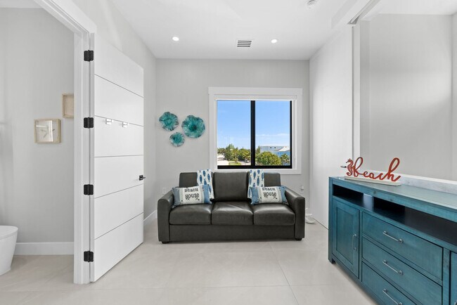 Building Photo - 247 Pescayo Ave