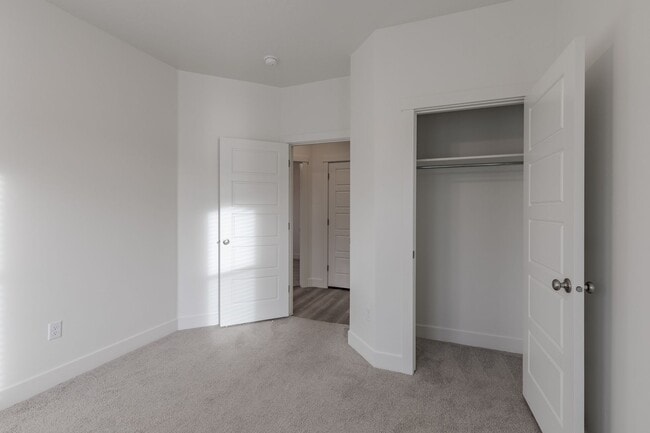 Building Photo - Beautiful Property in the Sage Canyon Neig...