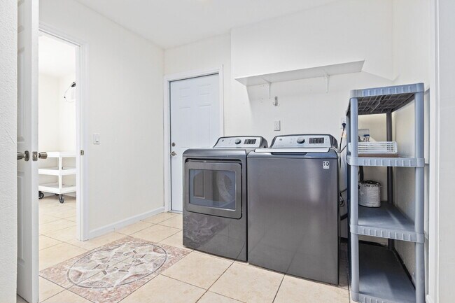 Building Photo - "Charming 4-Bedroom Tampa Home with 2 Full Baths and Spacious Layout!"