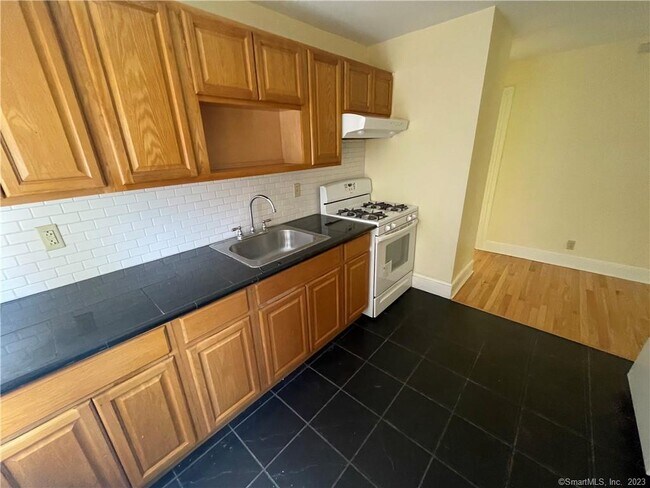 Building Photo - 174 Mansfield St