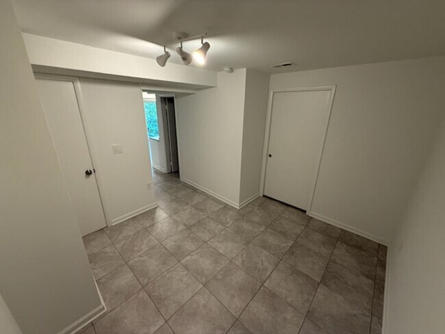 Building Photo - Updated 4BR Townhome!