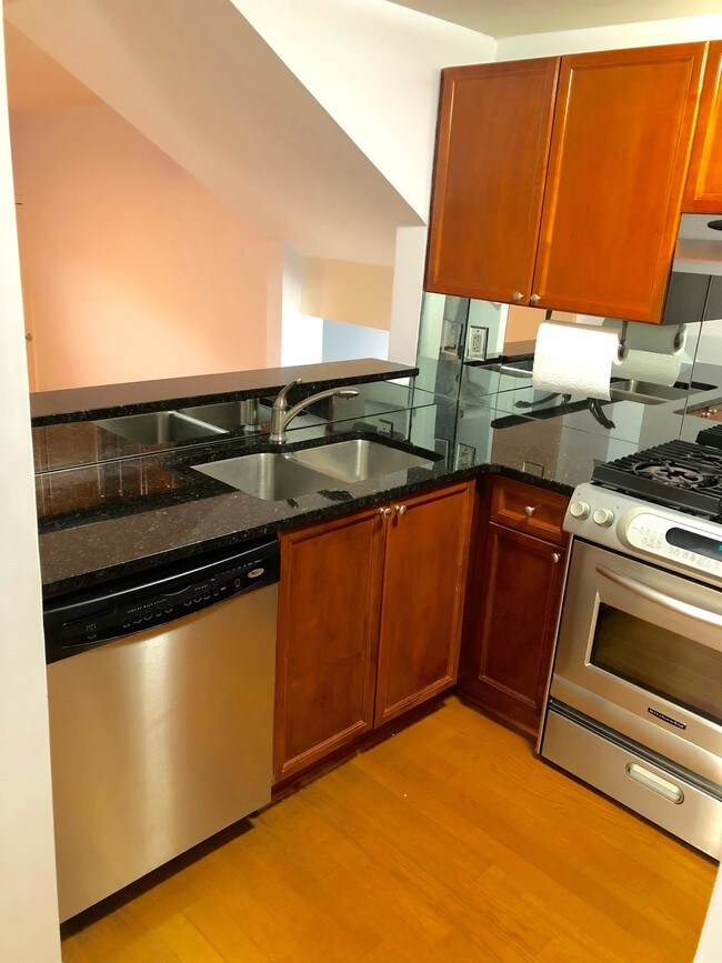 Granite Countertops - 4246 River Green Dr NW