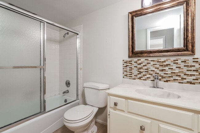 Building Photo - $250 OFF first months rent!!! 3 bedroom 2....