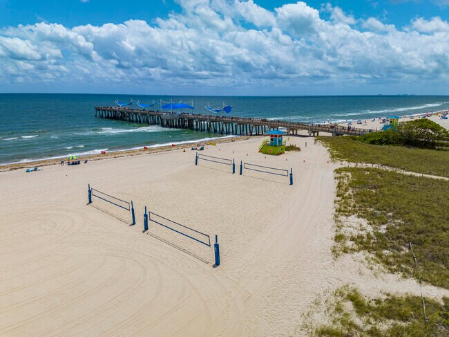 Building Photo - 1020 N Riverside Dr