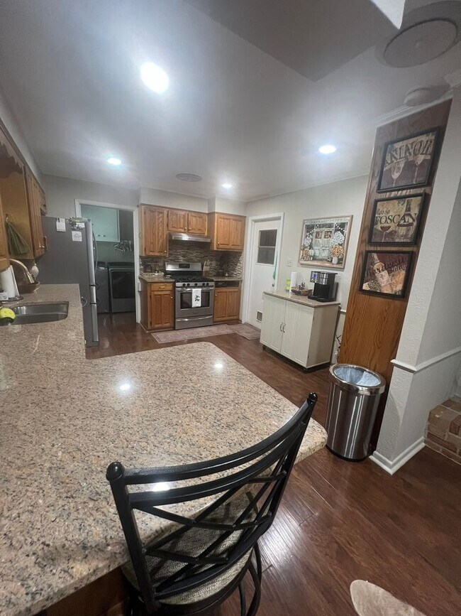 Building Photo - MID TERM RENTAL