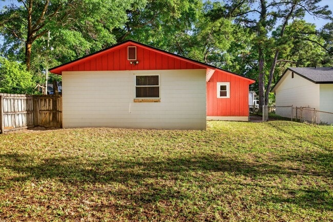 Building Photo - Adorable Single Family Home
