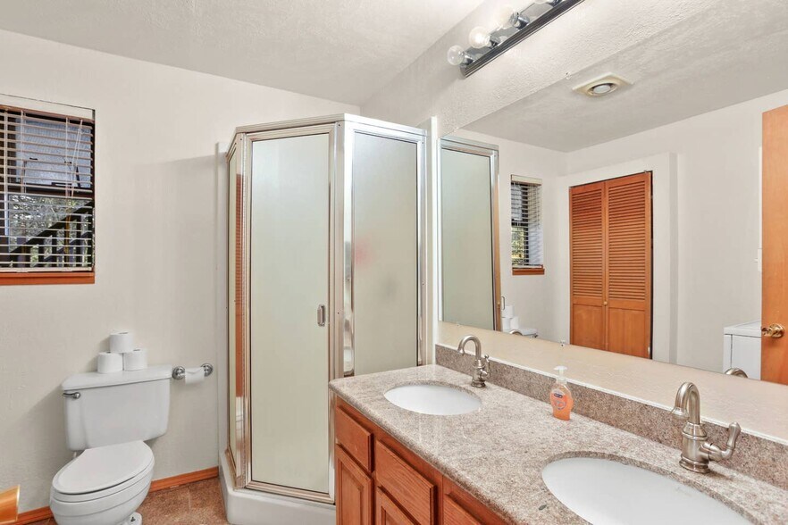 Building Photo - 5410 Highlands Dr NE