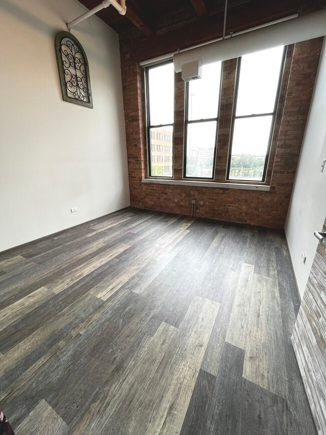 Building Photo - 331 S Peoria St