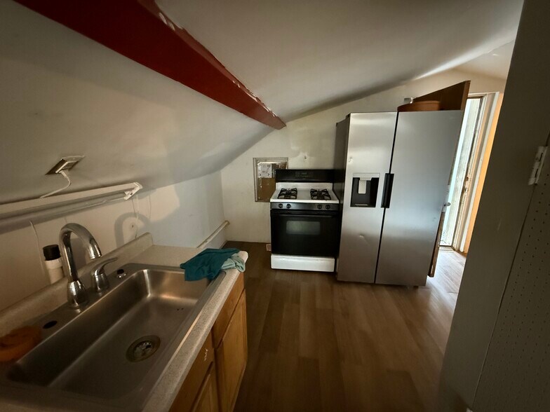 Primary Photo - 1228 N Cleaver St