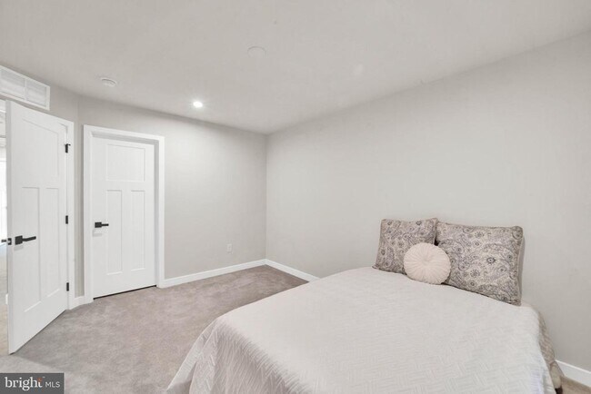 Building Photo - 15 Pratt Ln