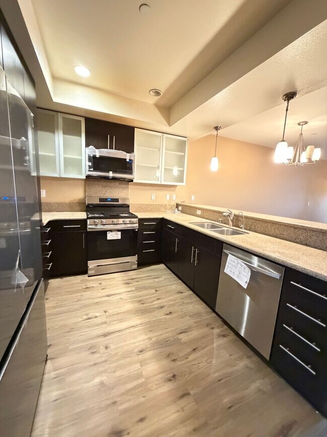 Building Photo - Unbeatable Downtown Escondido Townhome