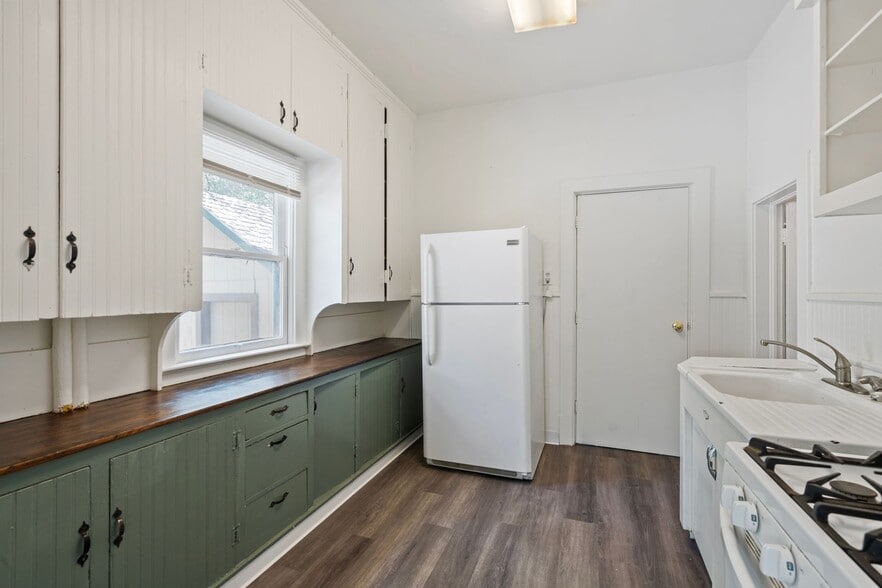 Building Photo - 412 Peterson St