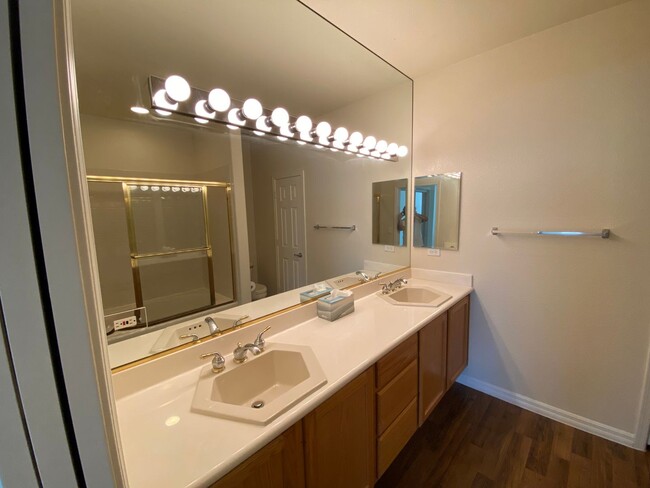 Building Photo - **$500 OFF FIRST MONTH RENT** Upscale Cond...