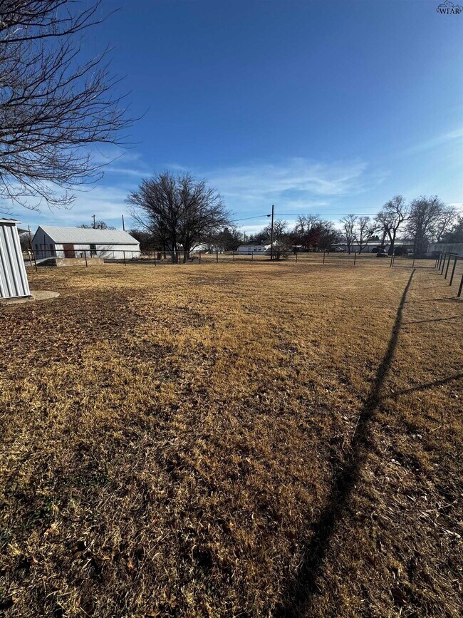 Building Photo - 603 E Alameda St