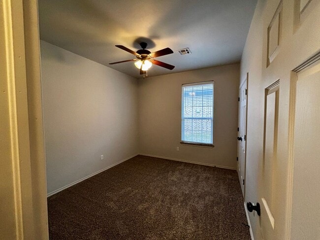 Building Photo - 3br 2ba duplex with 2 car garage!!