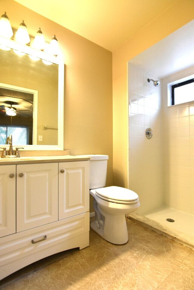 Building Photo - Water view 3/2 in Alafaya Woods. UPDATED k...