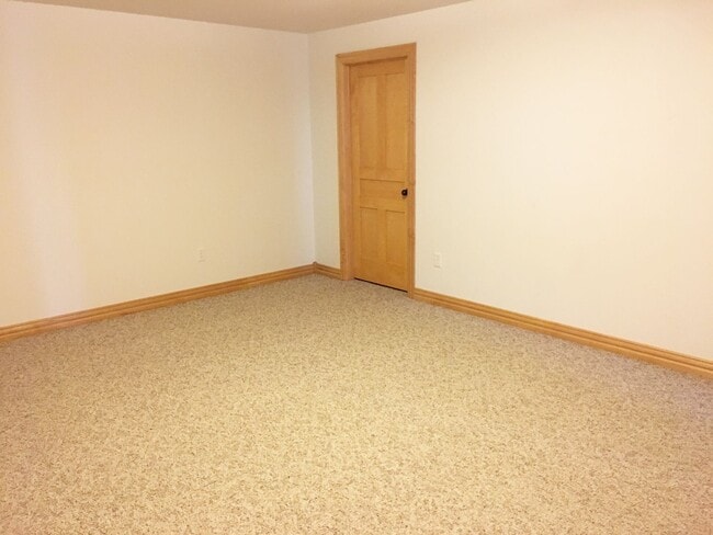 Building Photo - Executive 3-Bedroom (plus bonus room) 3 1/...